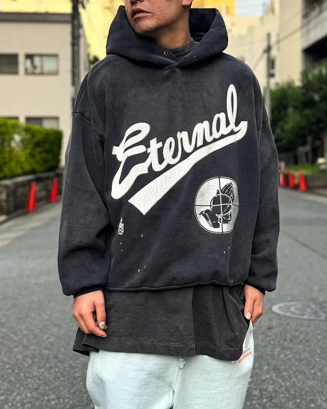 SAINT Mxxxxxx × FEAR OF GOD FG_HOODIE/SNT OF GOD/BLK FOG joint model ETERNAL praying crosshair distressed hoodie. Washed black S-XL. This season's popular super popular joint model. The original version is the same. Thin spring and summer fabrics. The upper body is comfortable. The BOXY version of the short fat wide shoulder line. Fashion darling wears it with a high-end feel. Heavy washing and water fading technology. The horse is repositioned. Excessive wear and damage graffiti treatment. Correct version FOG joint main mark/wash mark/little angel mark